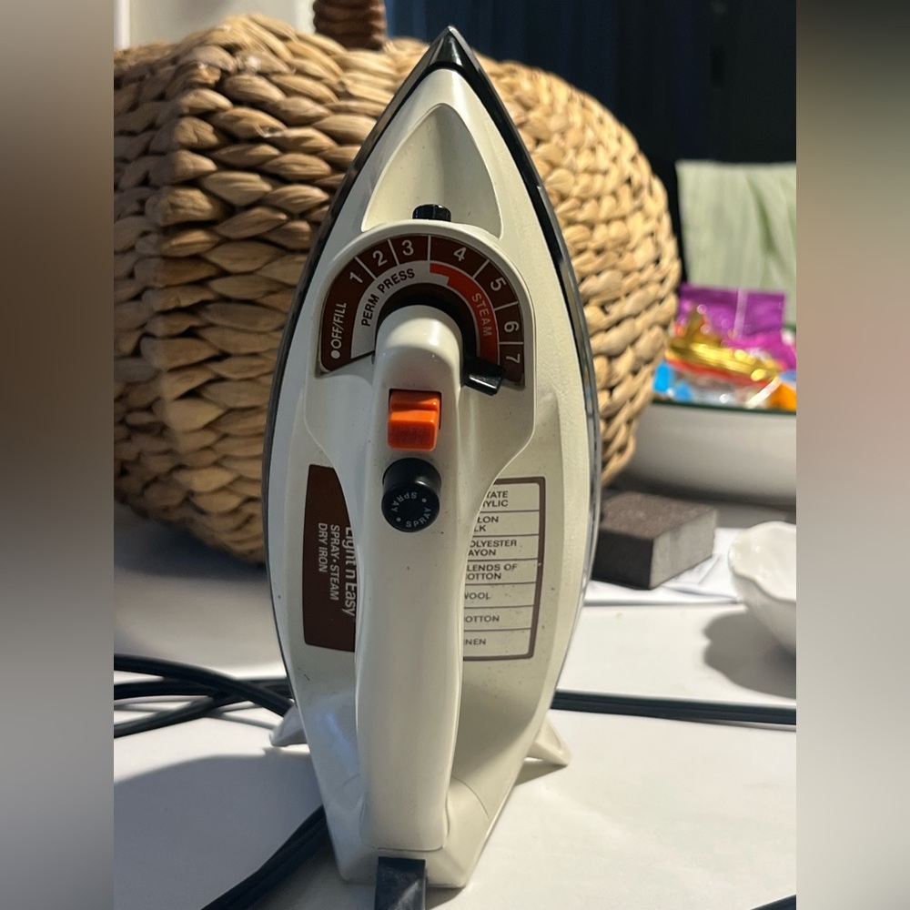 Vintage Black and Decker Light 'N Easy White and Black Electric Iron